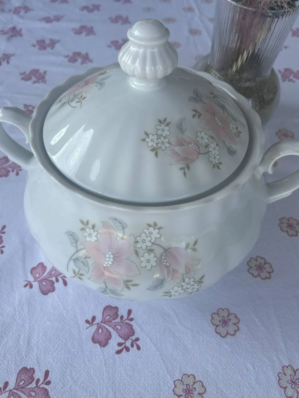 Soupière en porcelaine motif floral