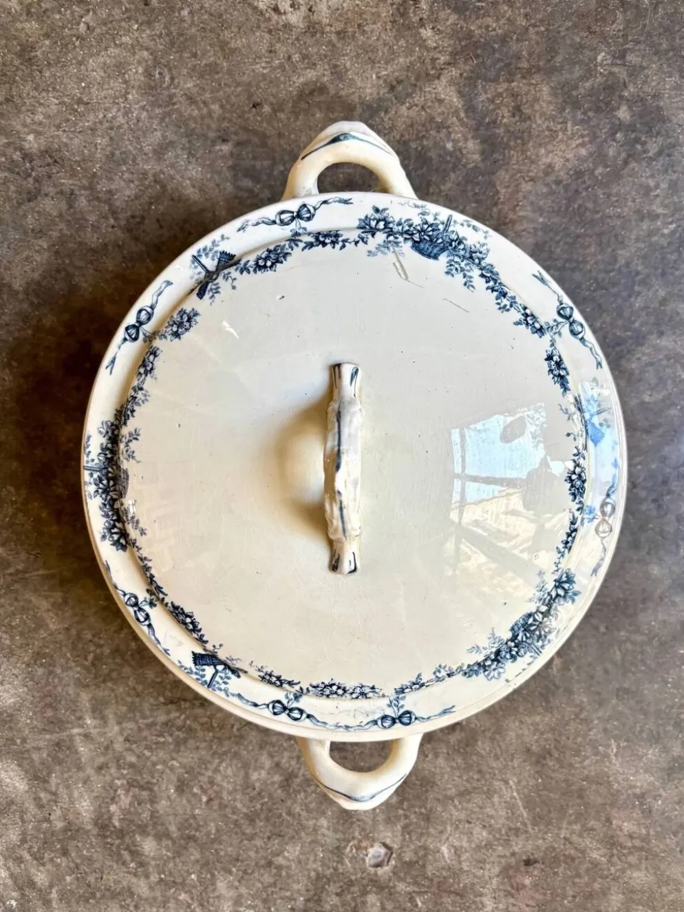 Soupière en terre de fer bleue