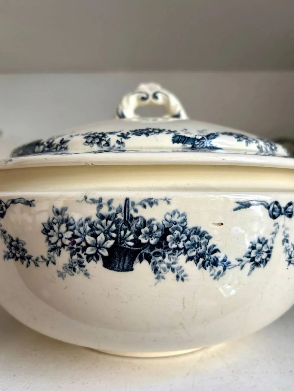 Soupière en terre de fer bleue