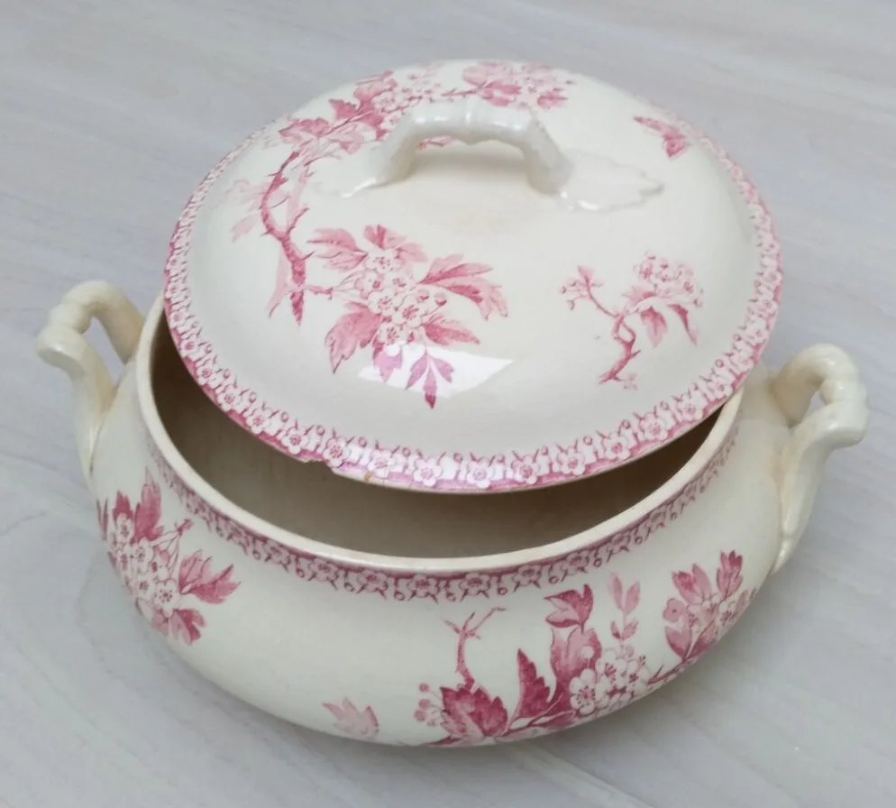Soupière en terre de fer de Gien modèle Aubépine rose