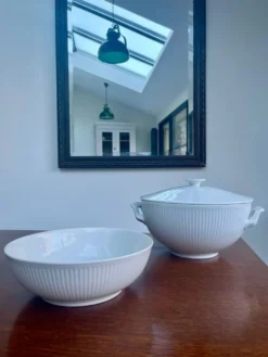 Soupière et grand bol en porcelaine blanche cannelée, Royal Copenhagen