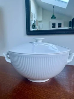Soupière et grand bol en porcelaine blanche cannelée, Royal Copenhagen