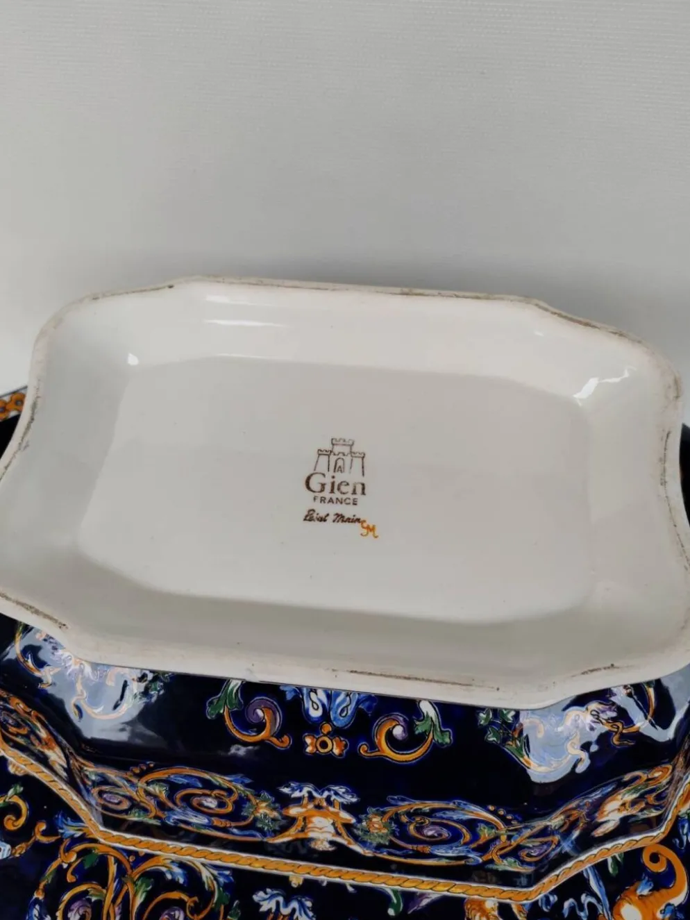 Soupière et son plateau en faïence de Gien, XXème siècle