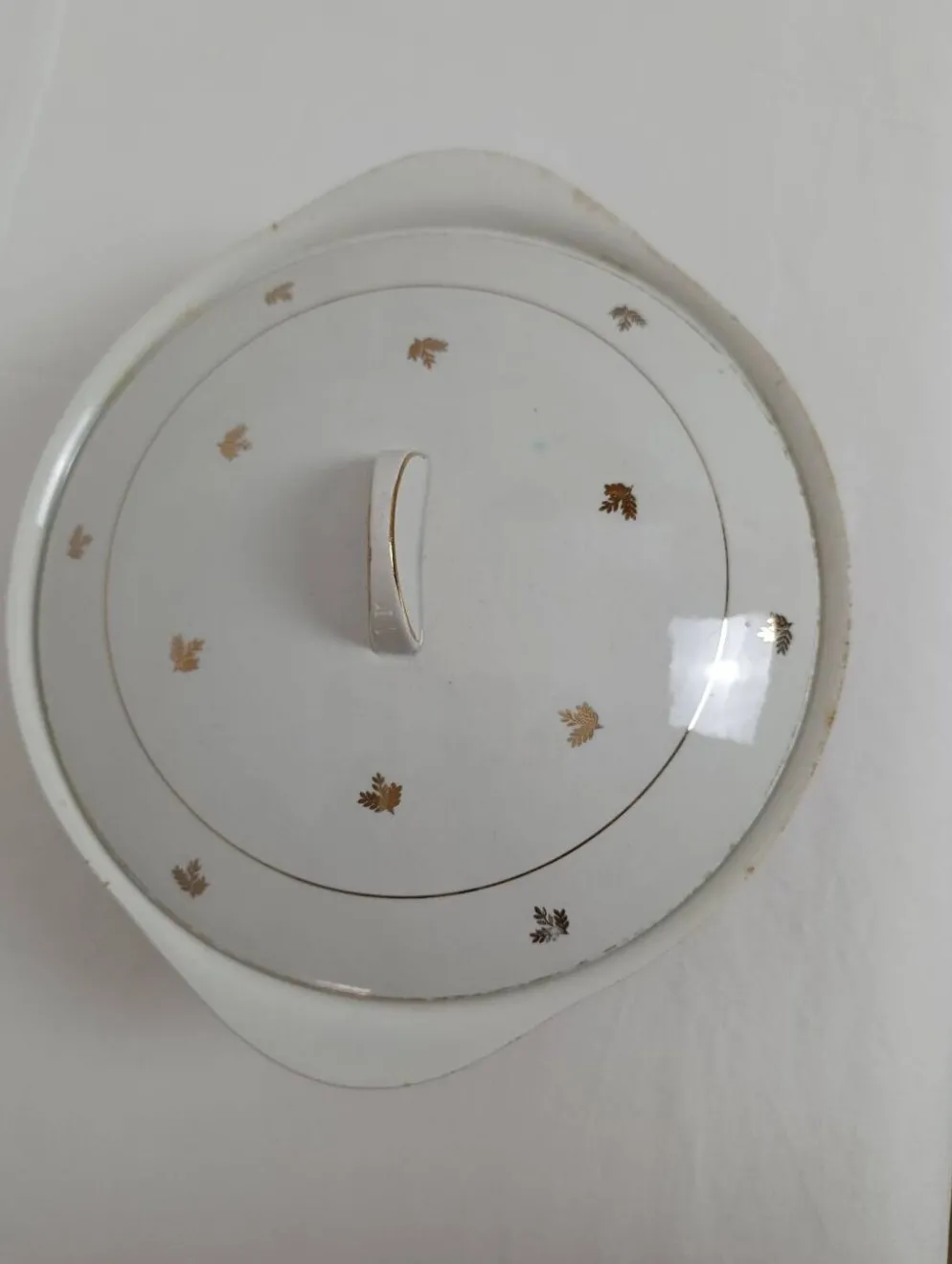 Soupière faïence blanche et motif doré
