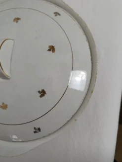 Soupière faïence blanche et motif doré