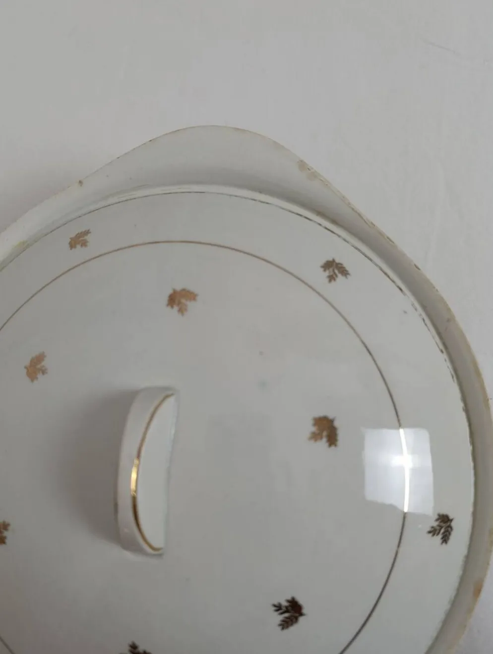 Soupière faïence blanche et motif doré
