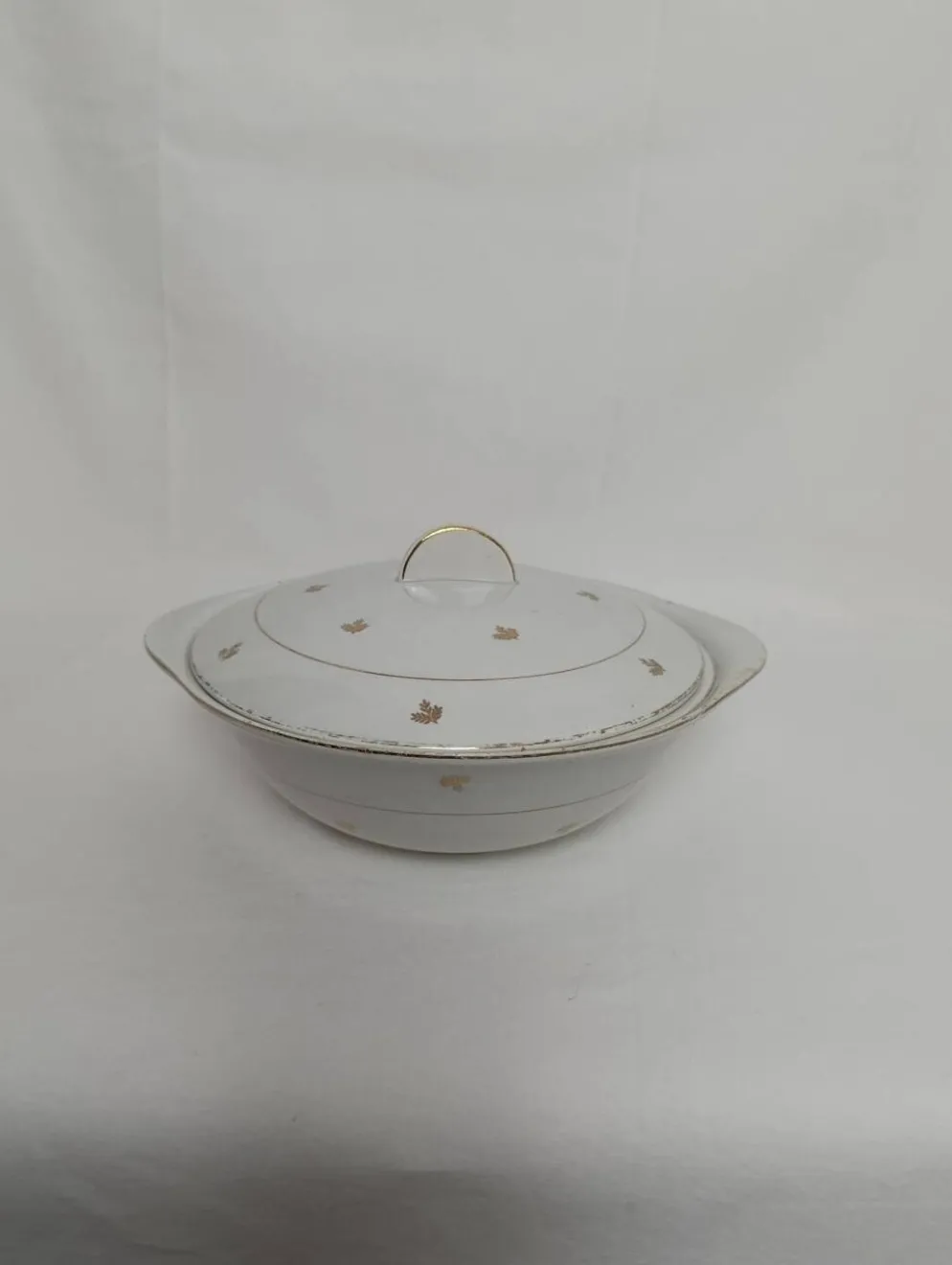 Soupière faïence blanche et motif doré