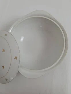 Soupière faïence blanche et motif doré