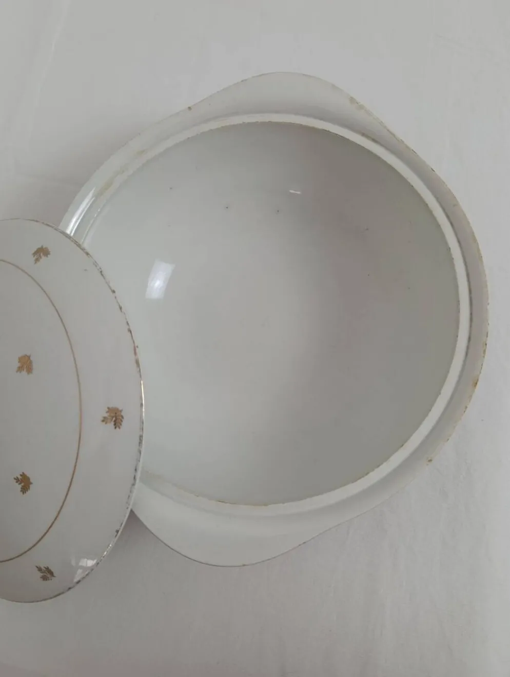 Soupière faïence blanche et motif doré