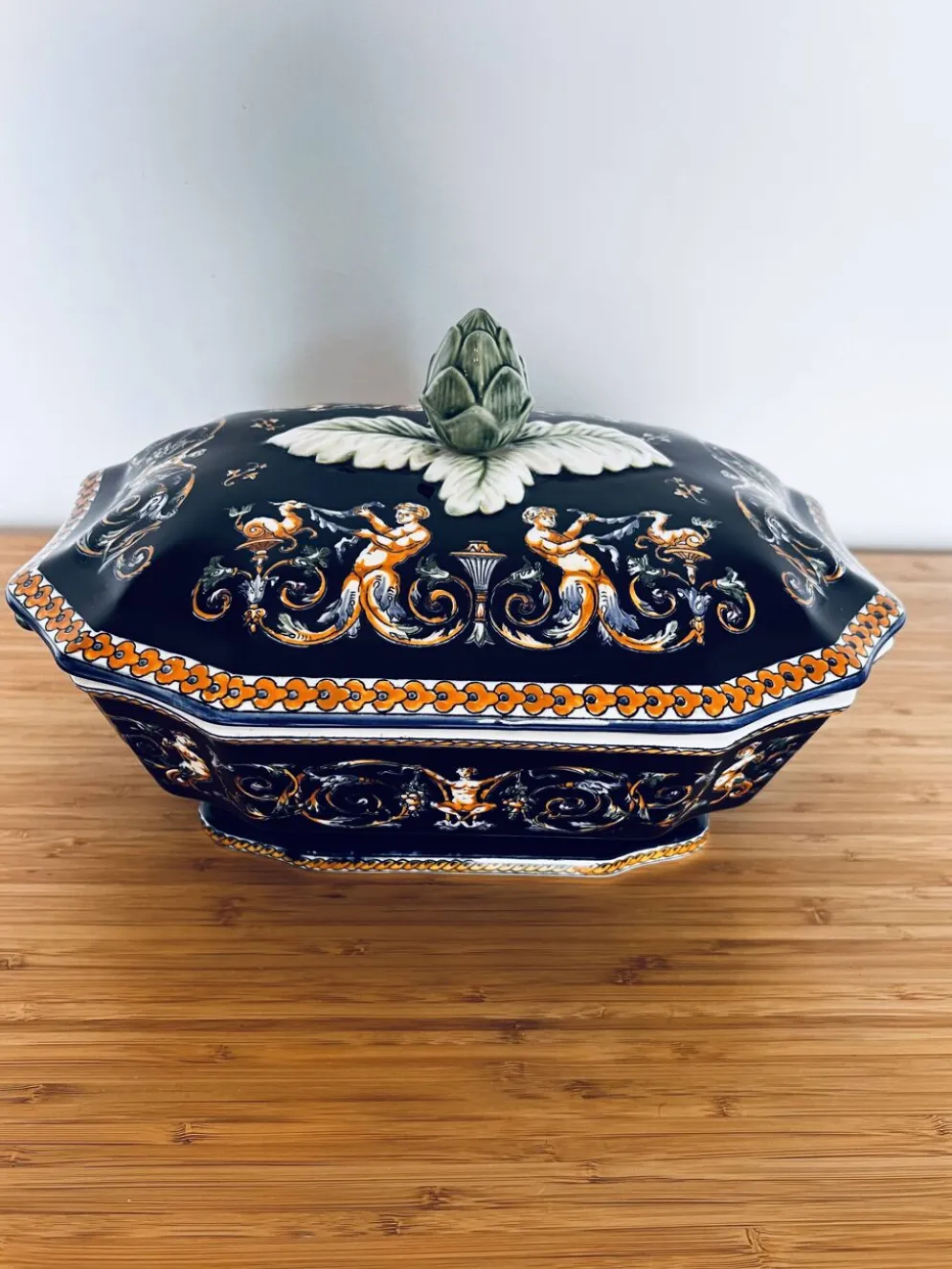Soupière fond bleu faïencerie de Gien, complète
