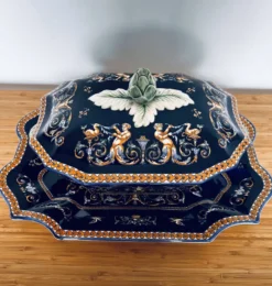 Soupière fond bleu faïencerie de Gien, complète