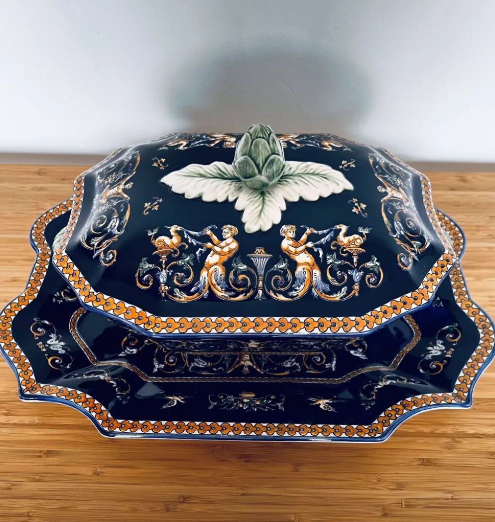 Soupière fond bleu faïencerie de Gien, complète
