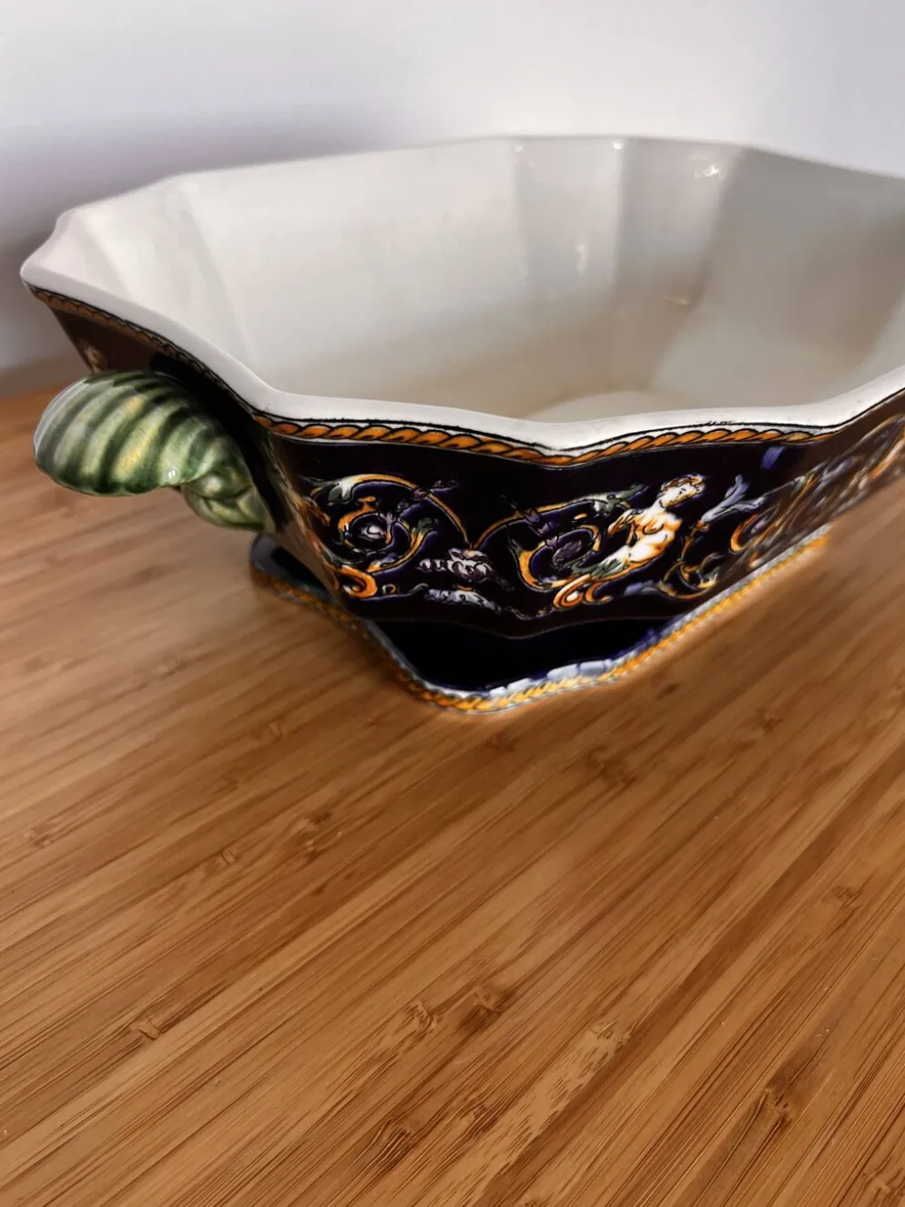 Soupière fond bleu faïencerie de Gien, complète