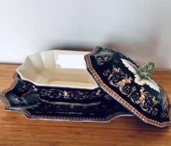 Soupière fond bleu faïencerie de Gien, complète