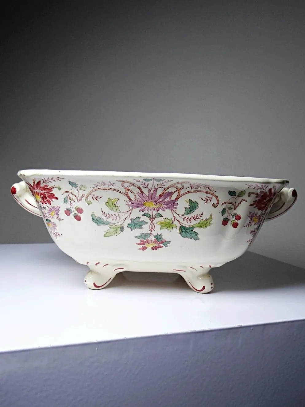 Soupière, légumier ancien Longchamp Pâquerettes en terre de fer polychrome