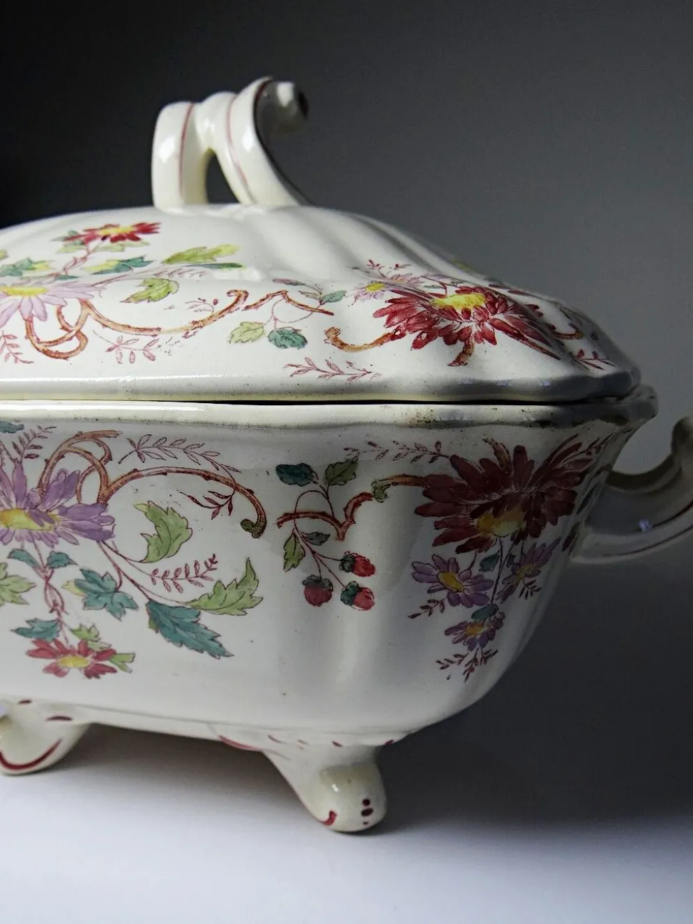 Soupière, légumier ancien Longchamp Pâquerettes en terre de fer polychrome