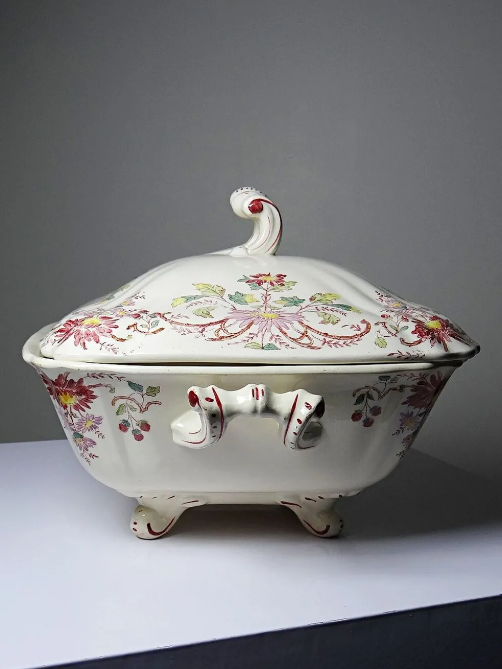 Soupière, légumier ancien Longchamp Pâquerettes en terre de fer polychrome