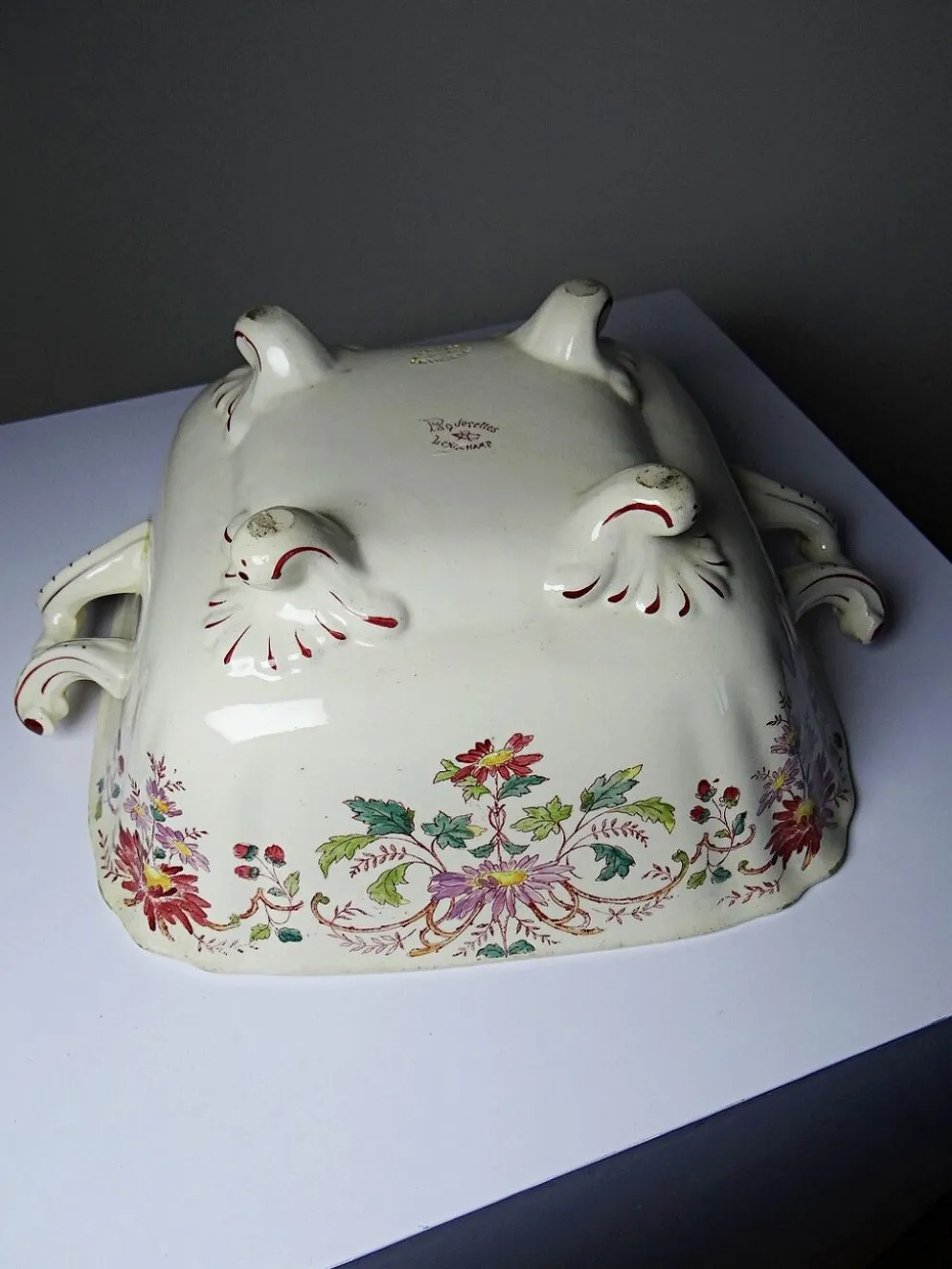 Soupière, légumier ancien Longchamp Pâquerettes en terre de fer polychrome