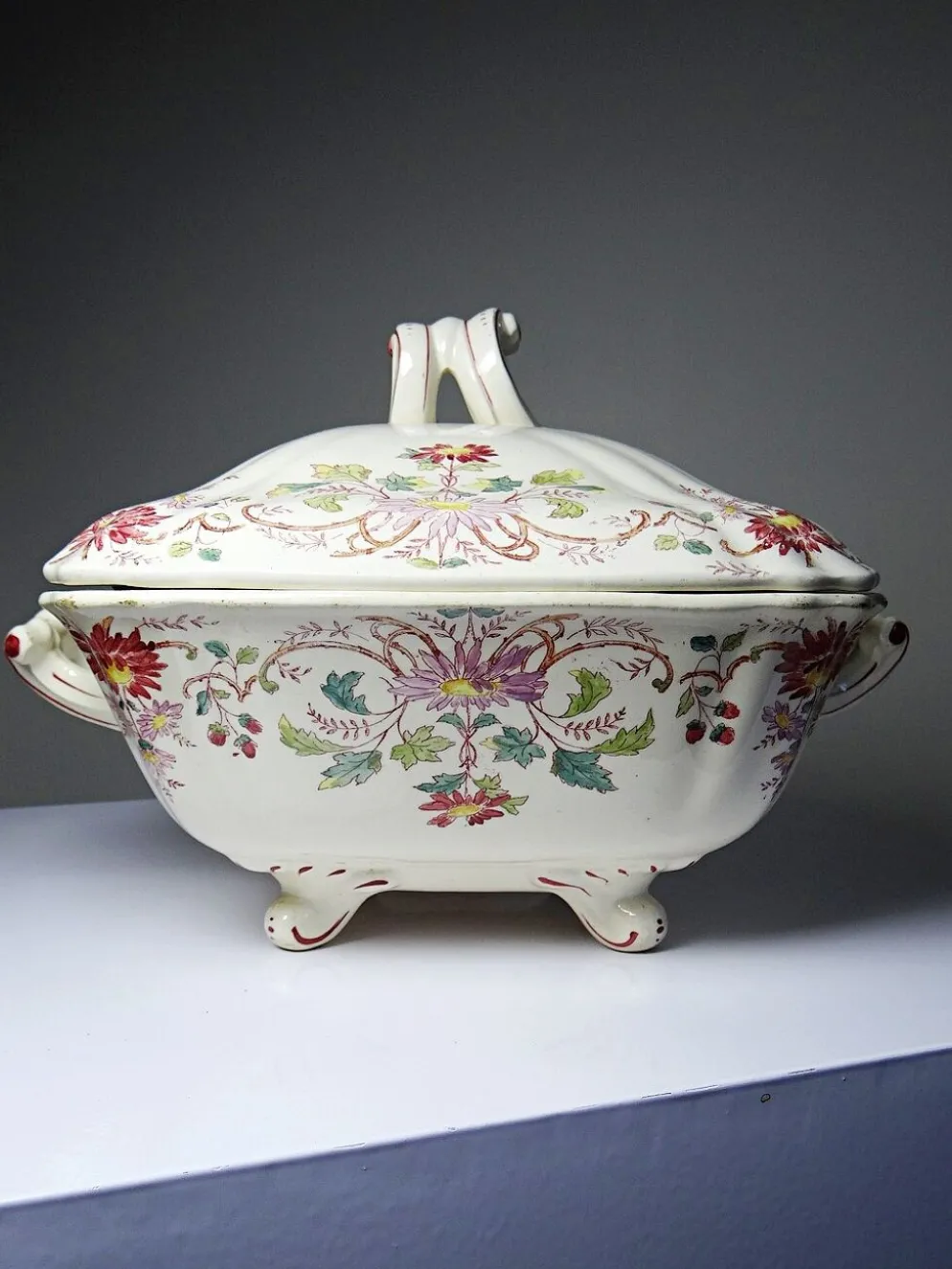 Soupière, légumier ancien Longchamp Pâquerettes en terre de fer polychrome