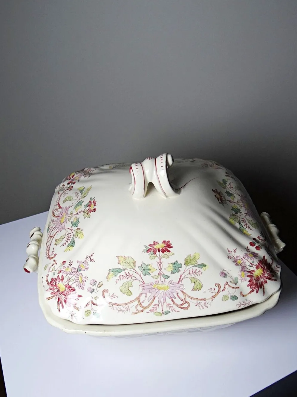 Soupière, légumier ancien Longchamp Pâquerettes en terre de fer polychrome