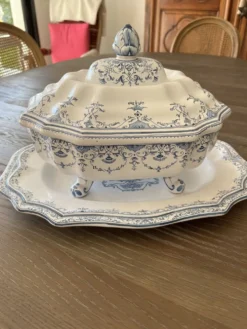 Soupière Moustiers Berain bleu