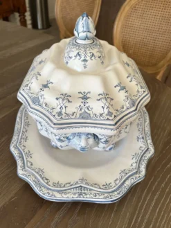 Soupière Moustiers Berain bleu