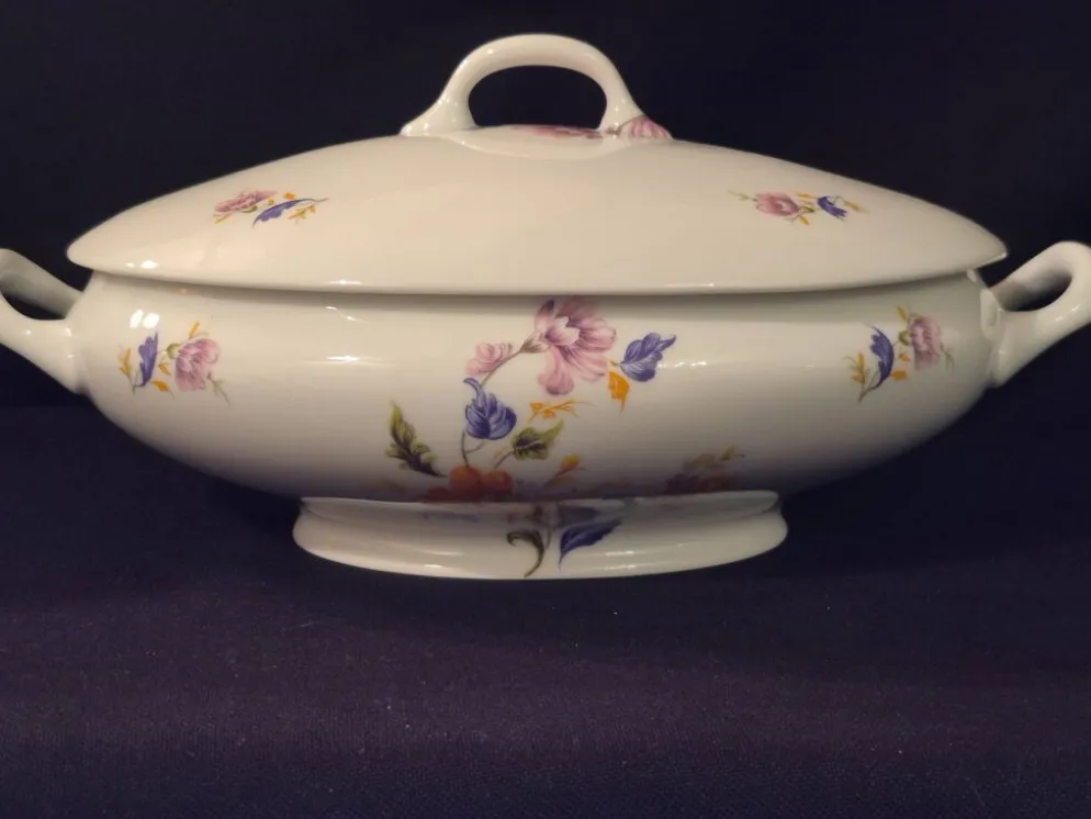 Soupière ovale en porcelaine de Limoges, Salmon et Cie