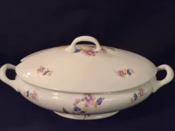 Soupière ovale en porcelaine de Limoges, Salmon et Cie