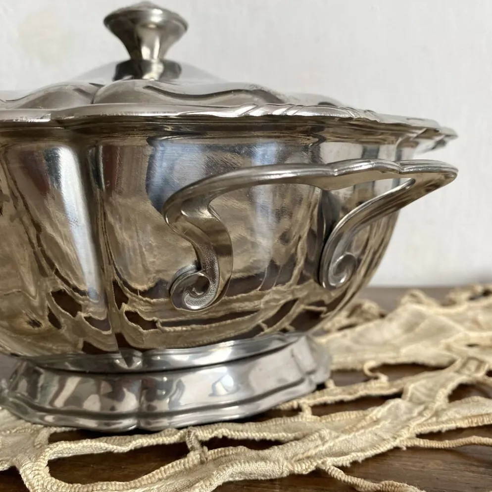 Soupière ronde vintage en inox festonné