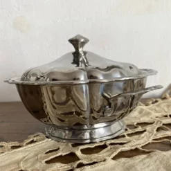 Soupière ronde vintage en inox festonné
