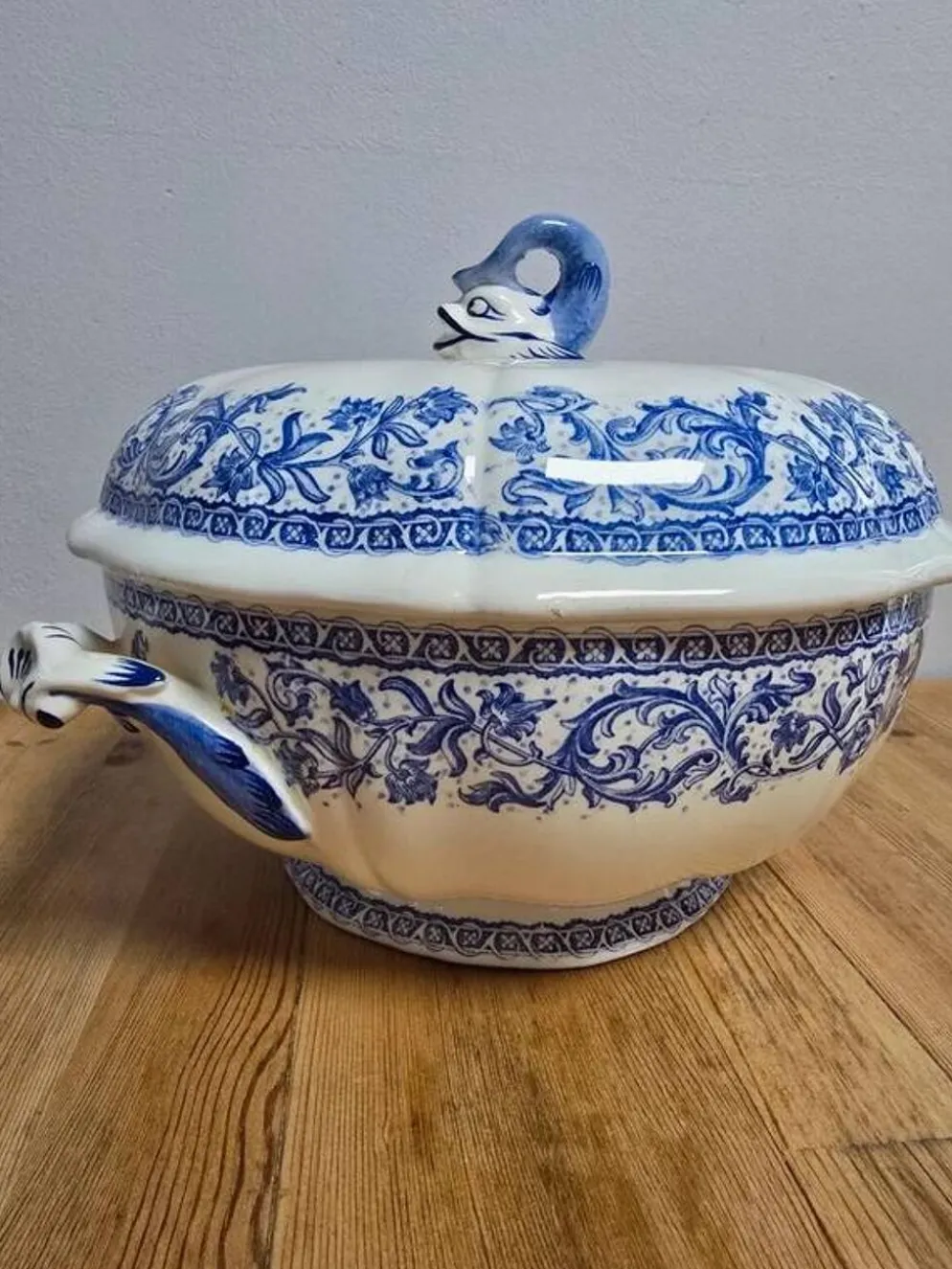 Soupière service Gien motifs fleurs bleues couvercle dauphin