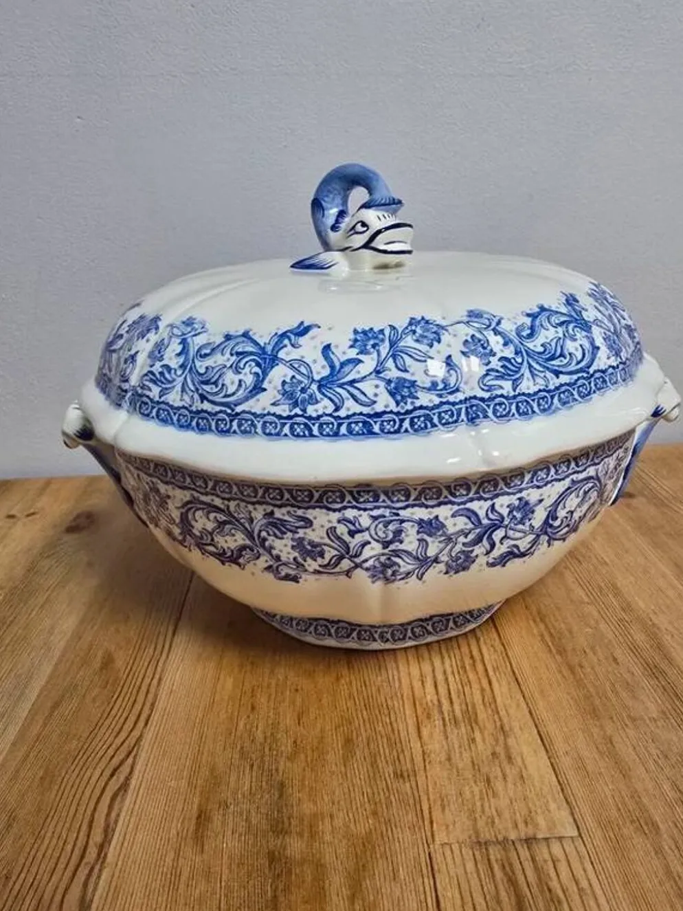 Soupière service Gien motifs fleurs bleues couvercle dauphin