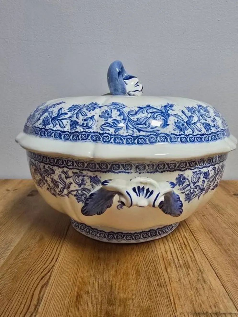 Soupière service Gien motifs fleurs bleues couvercle dauphin
