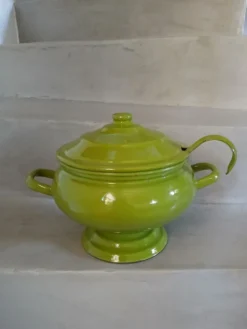 Soupière vintage en tôle émaillée verte