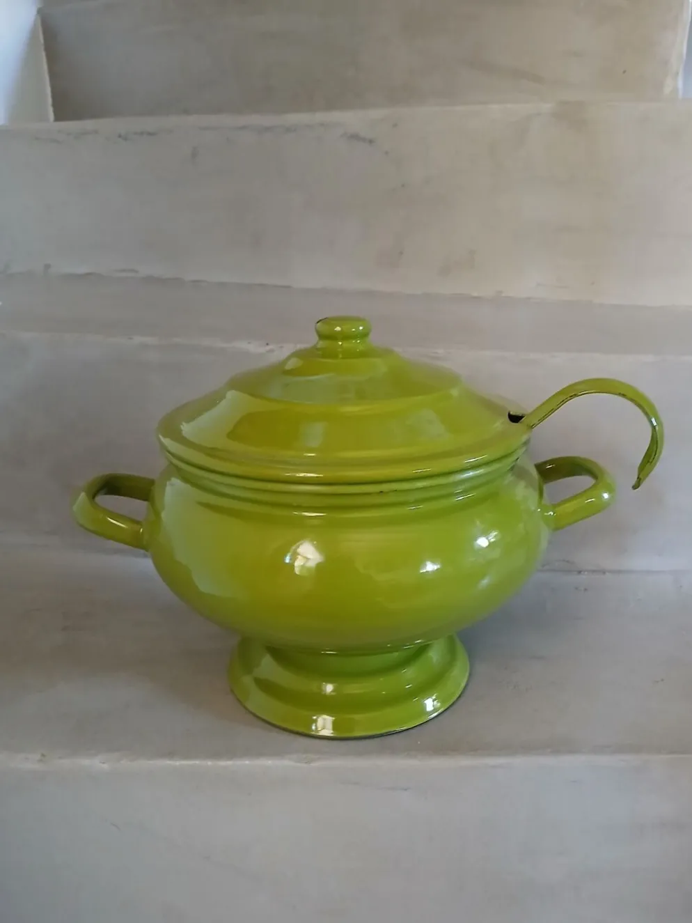 Soupière vintage en tôle émaillée verte
