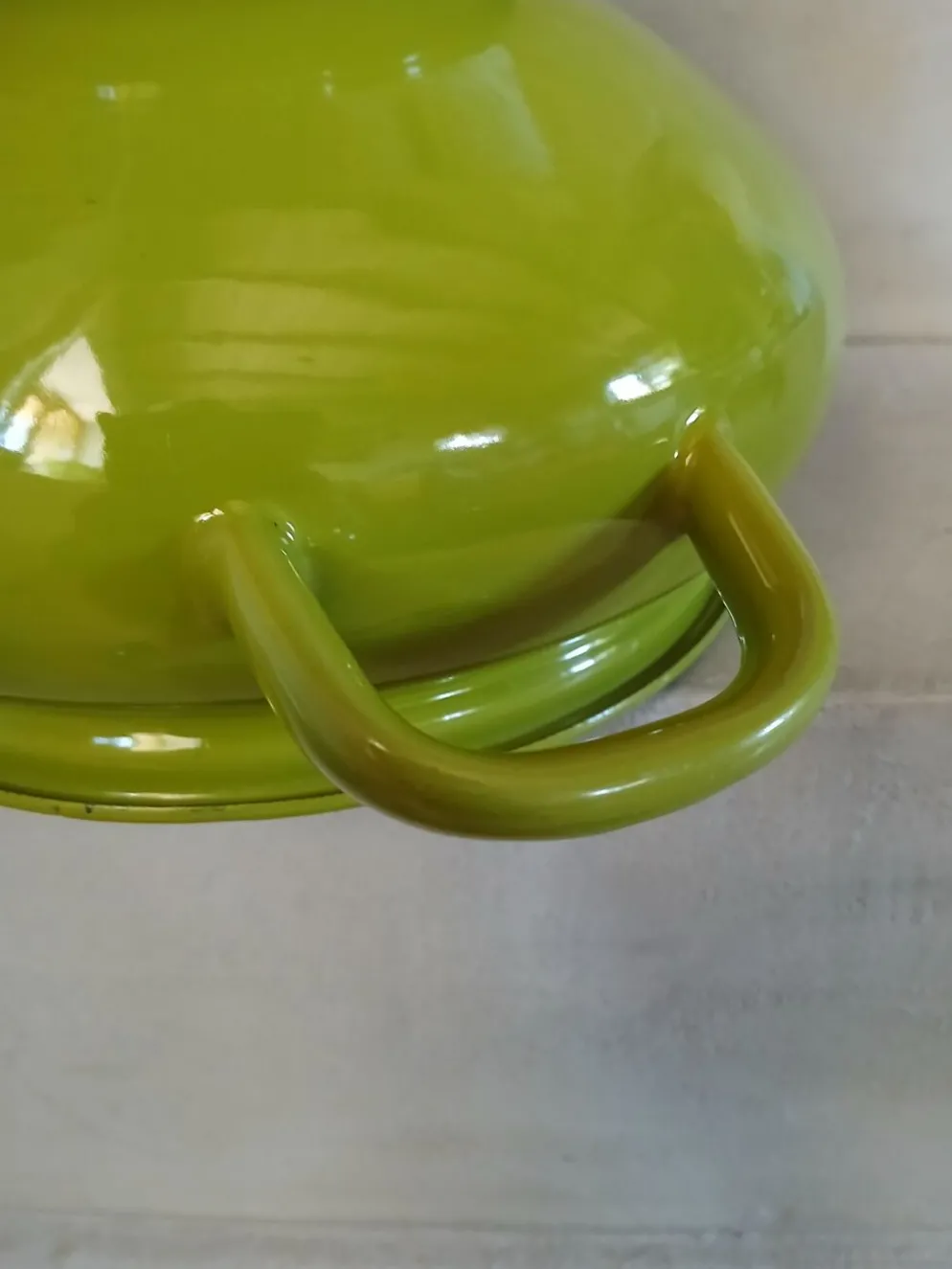 Soupière vintage en tôle émaillée verte
