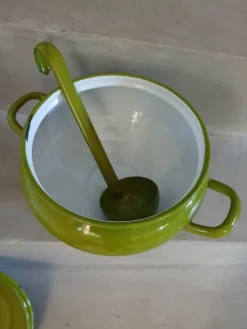 Soupière vintage en tôle émaillée verte