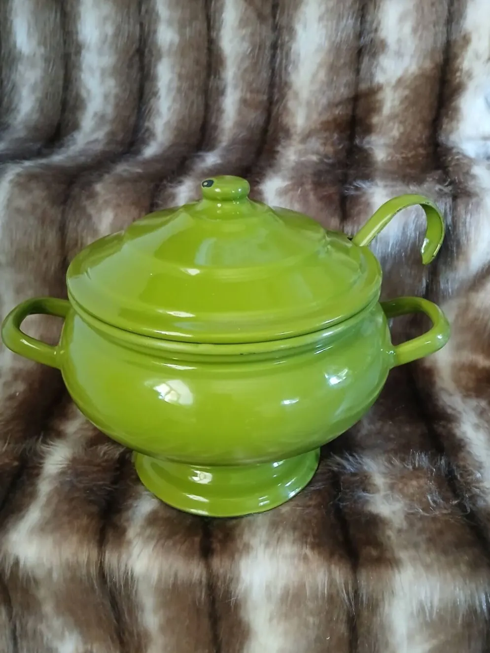Soupière vintage en tôle émaillée verte
