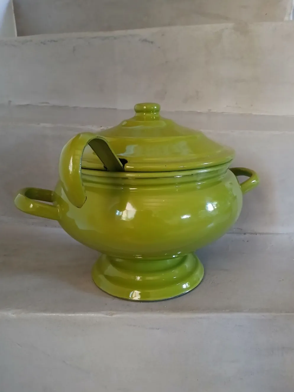 Soupière vintage en tôle émaillée verte