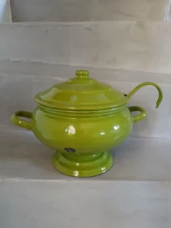 Soupière vintage en tôle émaillée verte