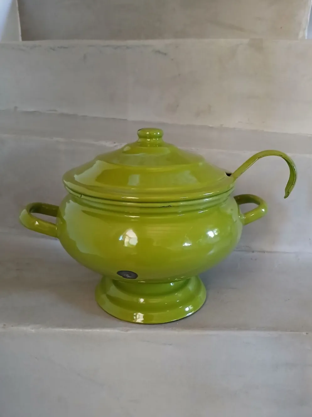 Soupière vintage en tôle émaillée verte