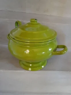 Soupière vintage en tôle émaillée verte
