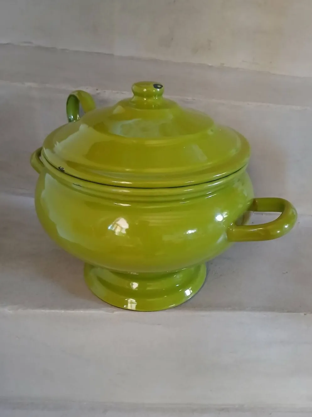 Soupière vintage en tôle émaillée verte