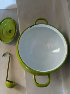 Soupière vintage en tôle émaillée verte