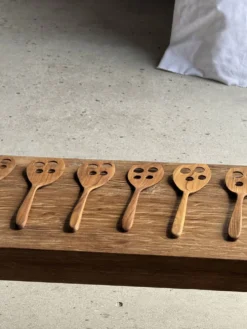 Spatule ajourée, ustensile de cuisine en teck L30 l8