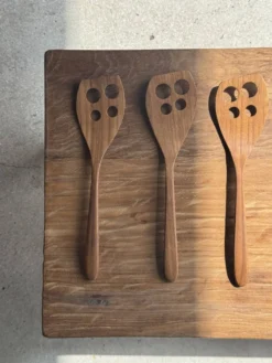 Spatule ajourée, ustensile de cuisine en teck L30 l8
