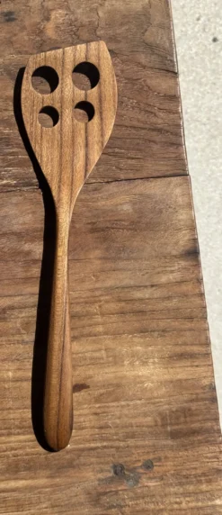 Spatule ajourée, ustensile de cuisine en teck L30 l8