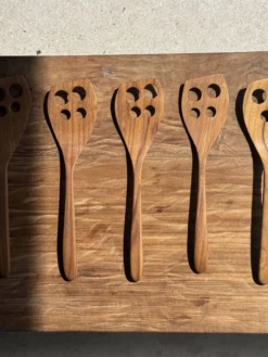 Spatule ajourée, ustensile de cuisine en teck L30 l8