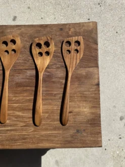 Spatule ajourée, ustensile de cuisine en teck L30 l8
