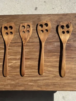 Spatule ajourée, ustensile de cuisine en teck L30 l8